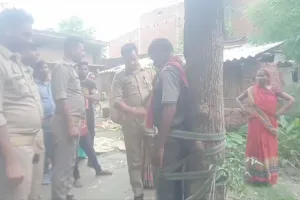 ..यहाँ युवक को पेड़ से बांधकर पीटा अब तालीबानी सजा का वीडियो वायरल